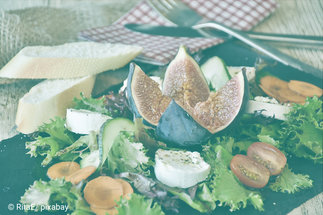 Das Bild zeigt einen Salat mit einer Feige in der Mitte. 