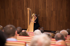 Harfenistin Antonia Schreiber