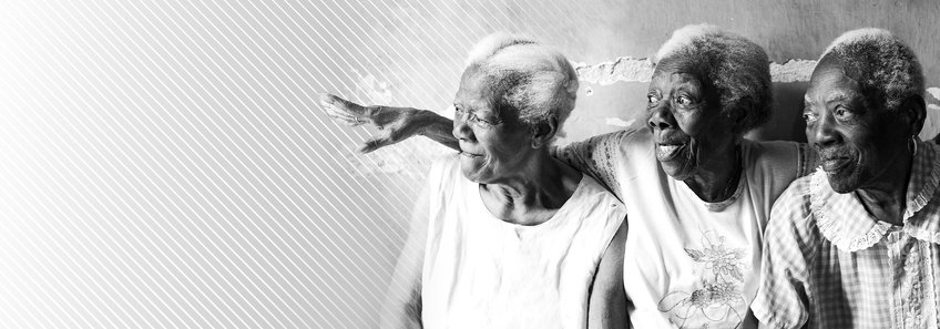 © René Schwerdtel Schwarz-Weiß-Porträt von Dominga Carrera Ugarte und zwei Freunden, aufgenommen von René Schwerdtel für sein Projekt "100 Years of Life".