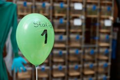 An den Experimentierstationen konnten die Gäste selbst zu Forschenden werden.