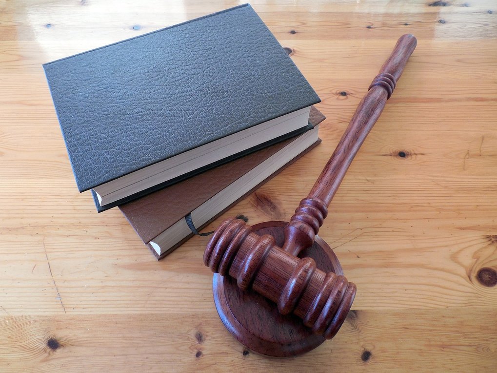 Bücher und Hammer auf einem Tisch