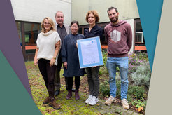 Gruppenfoto mit Urkunde