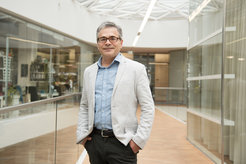 Bild Max Planck Direktor Adam Antebi